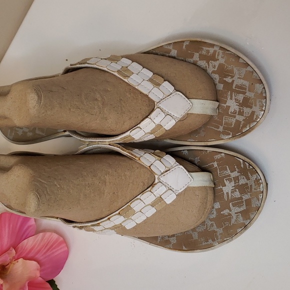 Clarks white Wedge Sandals 9 EUC - Picture 3 of 12